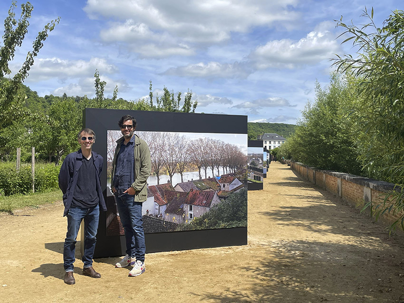 Les photographes Jérémie Léon et Ambroise Tézenas devant l'installation photo dans le potager du château de La Roche Guyon