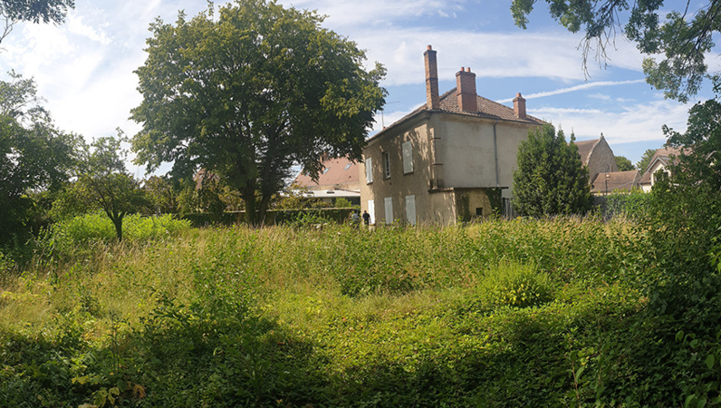 L'ancien presbytère  et son jardin à Magny-les-Hameaux.