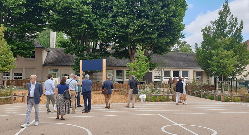 Visite des cours d'écoles de Villennes-sur-Seine avec les adhérents du CAUE 78.