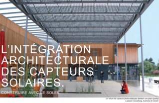 Un vélum de capteurs photovoltaïques abritent une place publique.
Ludesch (Vorarlberg, Autriche)