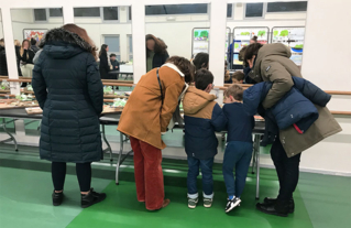 Les enfants expliquent leurs travaux aux parents.