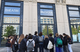 Visite sur l'extension et la réhabilitation du théâtre de SQY avec des lycéens.