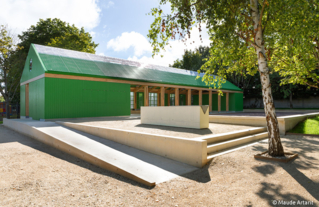 Vue extérieure de la halle et du boulodrome.