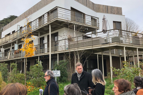 Pendant la visite de l'opération de logements à Bailly. Vue sur les terrasses qui permettent aux habitant d'être en relation avec le contexte naturel.