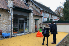 Reconversion d'une grange en crèche à Bailly (Yvelines)