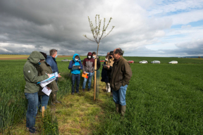 Concours général agricole agroforesterie, 2022. Jury autour de la haie champêtre et fruitière, Ferme de la Distillerie à Gouzangrez (Val d'Oise)